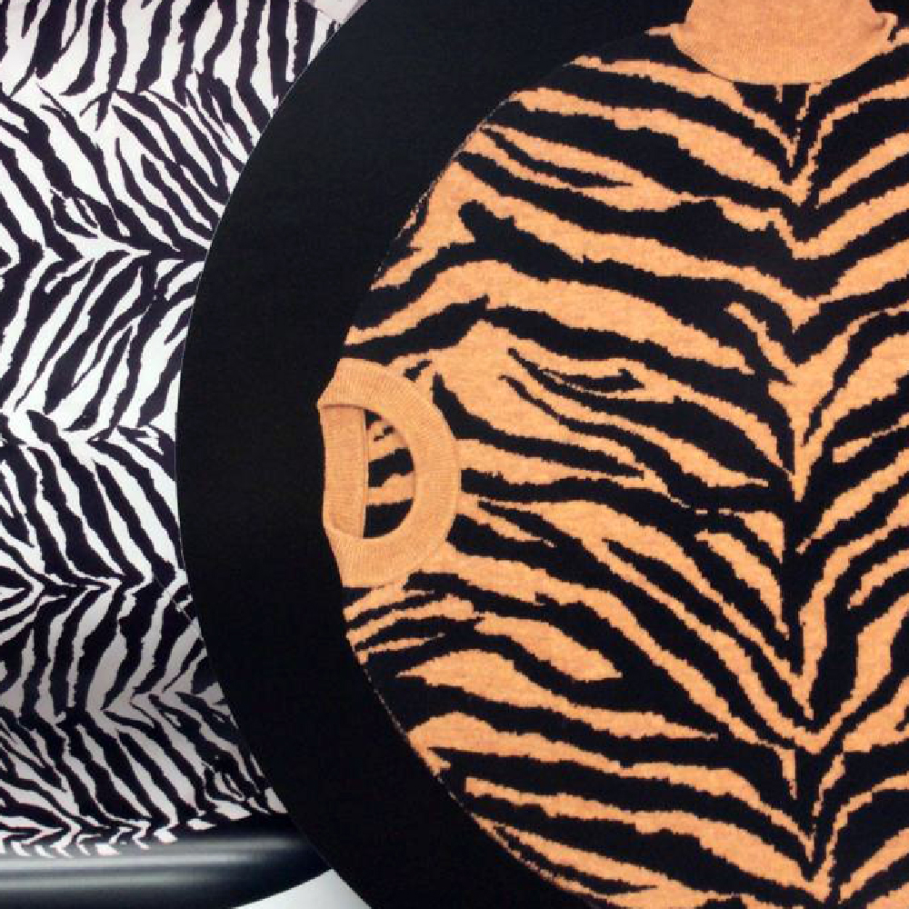 Mounted satin photopaper with animal prints in circular shape